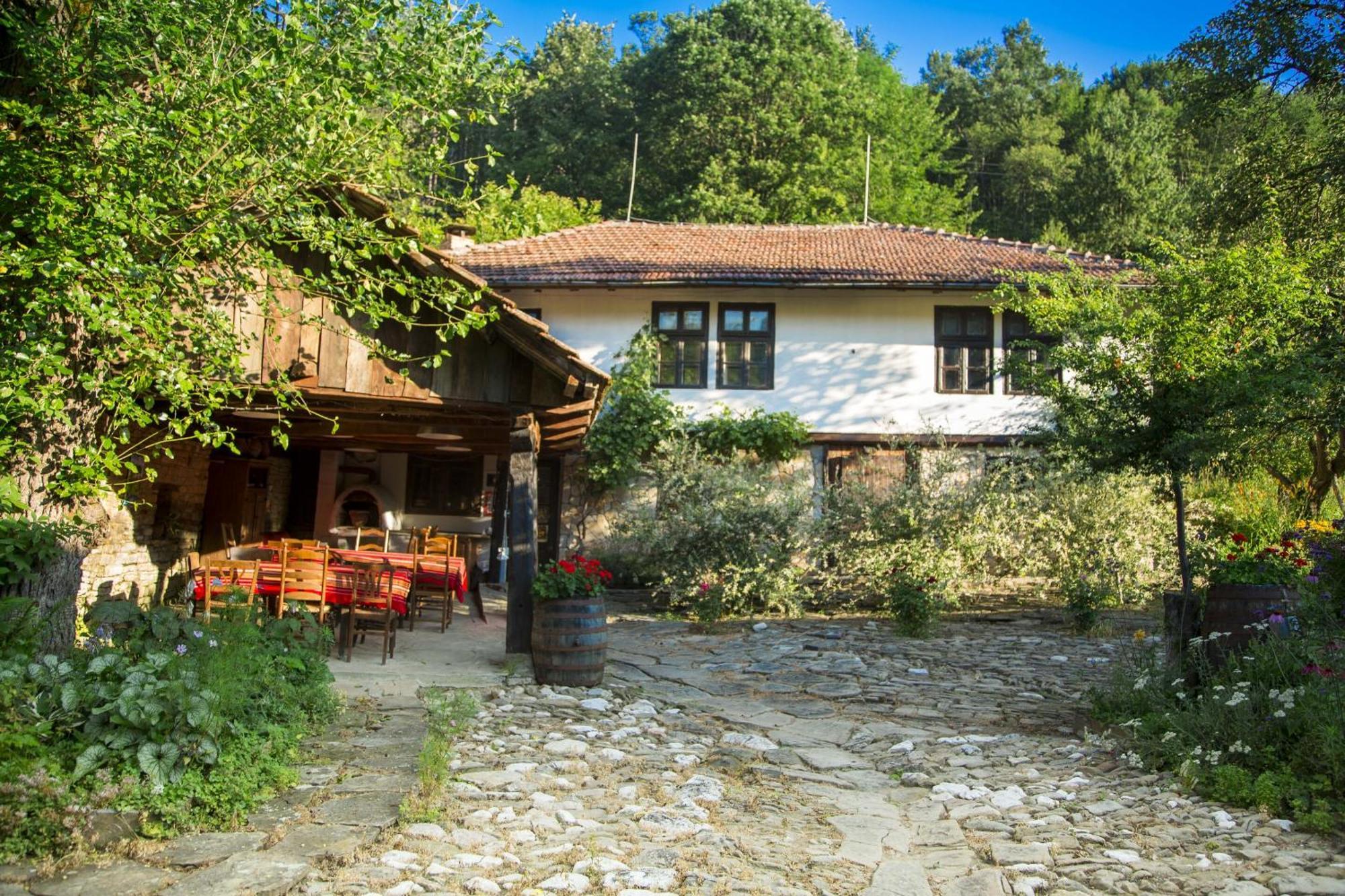 Little River Guest House Gabrovo Exteriör bild